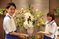 笑顔のスタッフと花飾り