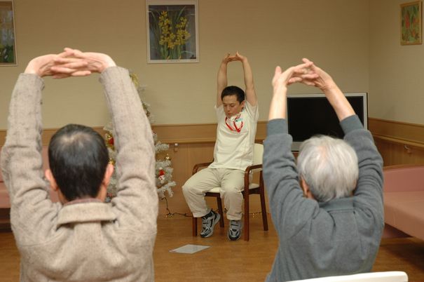 健康体操を行う人々