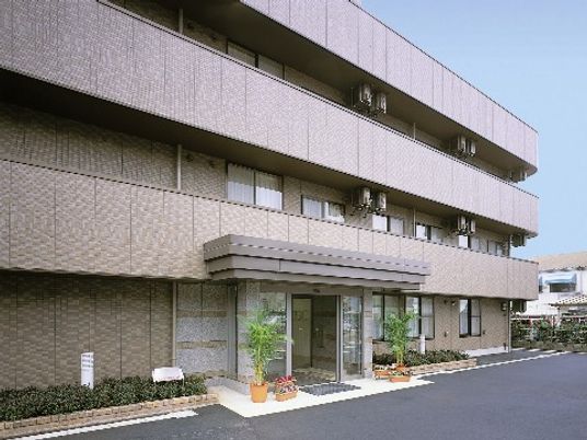 施設のエントランス外観