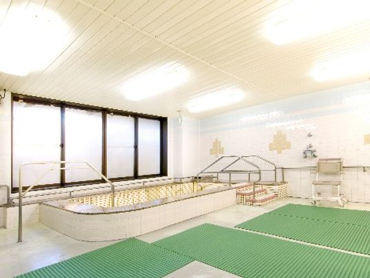広々とした浴室の内観