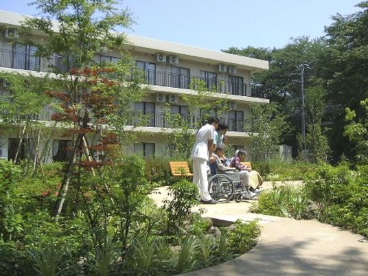 緑豊かな庭と建物