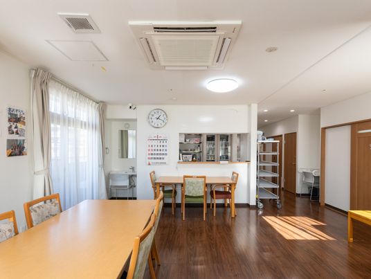 自然光が入る明るい部屋