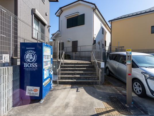 駐車場と入り口