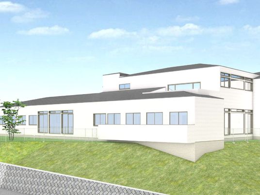 白い外観の施設建物