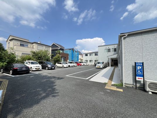 広々とした駐車場