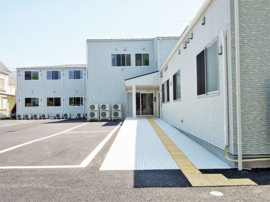 施設の明るい外観