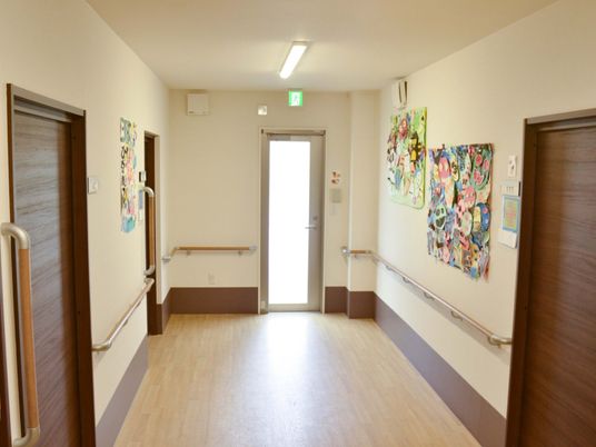 広々とした廊下の景観