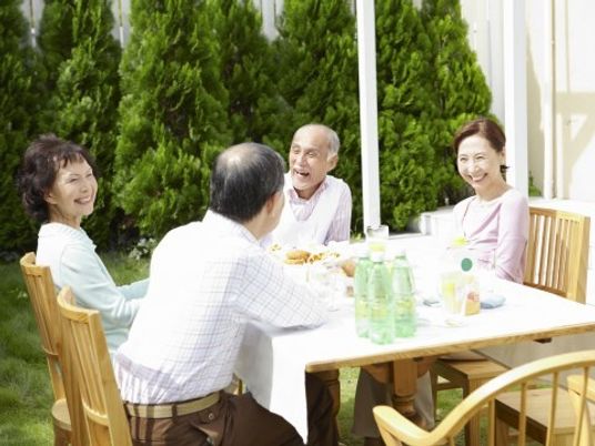 明るい笑顔の食事風景