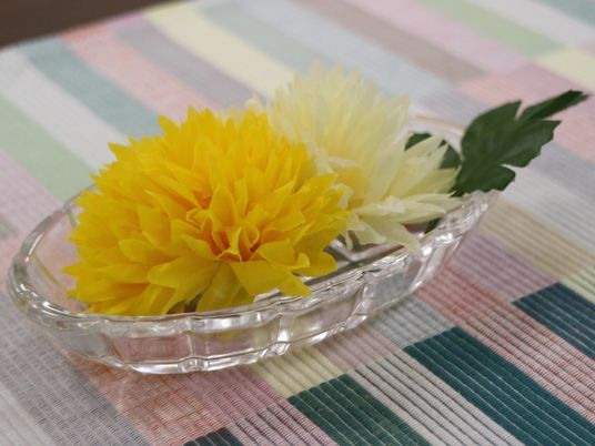 テーブルの上の造花装飾