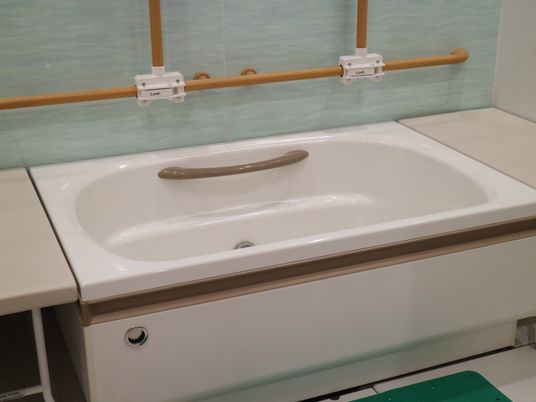 手すり付き清潔な洗面台