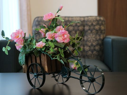 おしゃれな装飾花と自転車