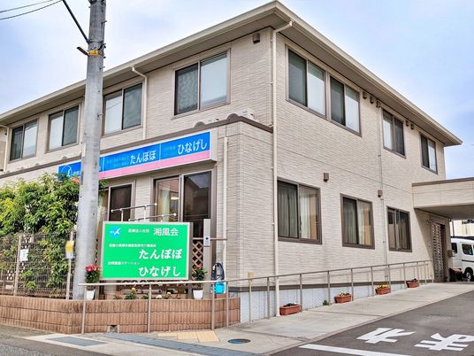 二階建て建物の外観