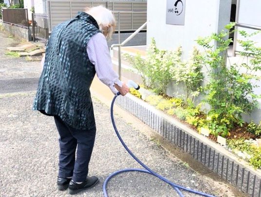 水やりをする方の様子