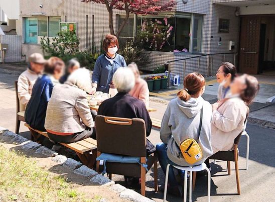 みんなで談笑する庭先