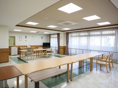 広々とした明るい食堂