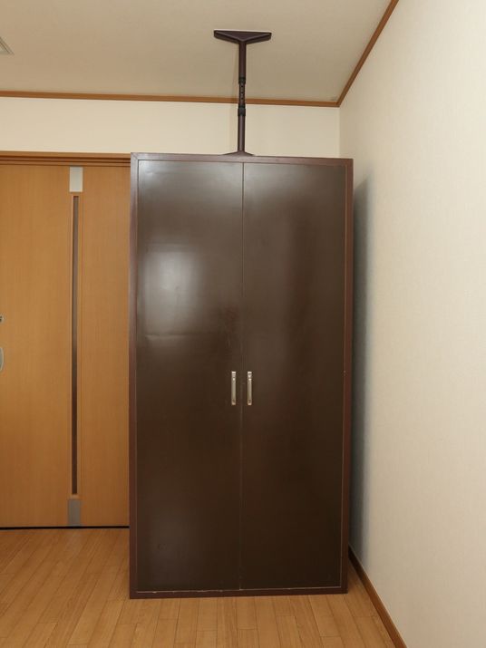茶色の洋室クローゼット