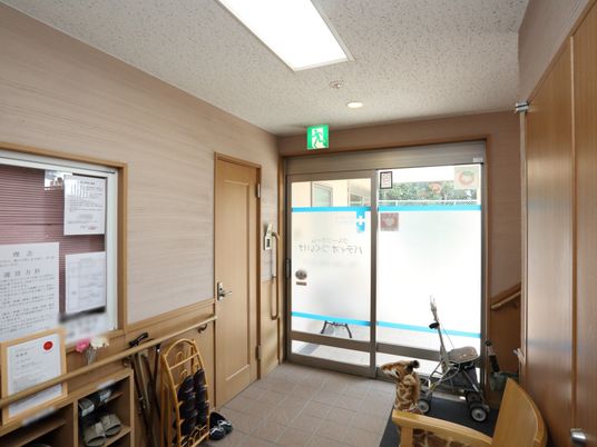 玄関ドアと掲示物の空間