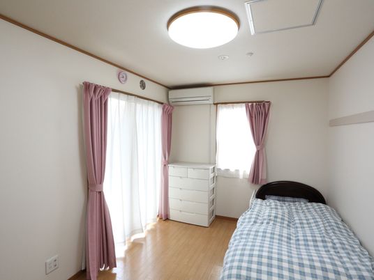 明るい居室の一角