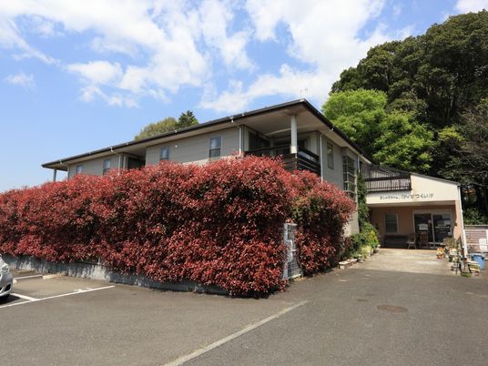 赤い植栽のある建物外観