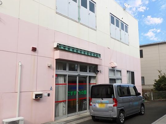 白い建物の外観