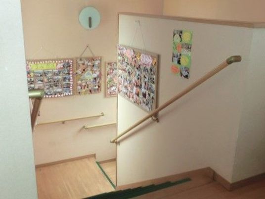 手すり付きの明るい廊下