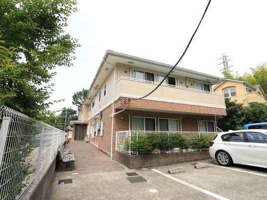 落ち着いた外観の施設