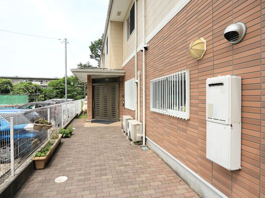 エントランスと小道の様子