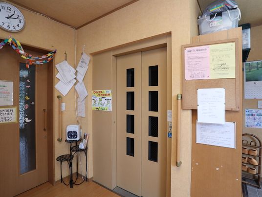 情報掲示のある廊下