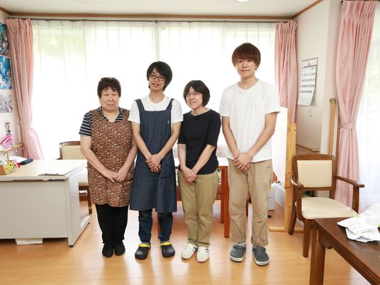 スタッフの集合写真