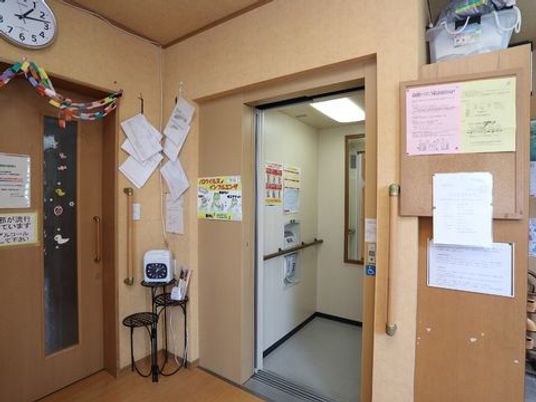 掲示物がある廊下の一角