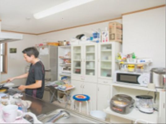 キッチンで作業中の人