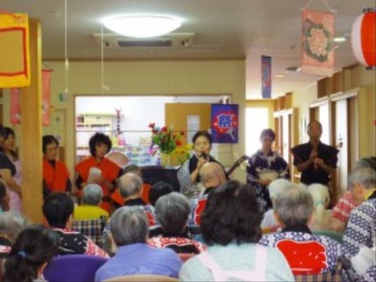 盆踊りを楽しむ活動風景