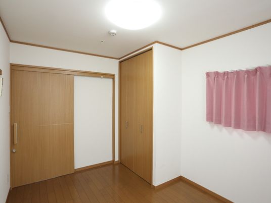 居室の木目調ドア