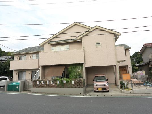ベージュの建物外観