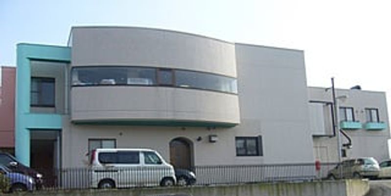 シンプルな建物の外観
