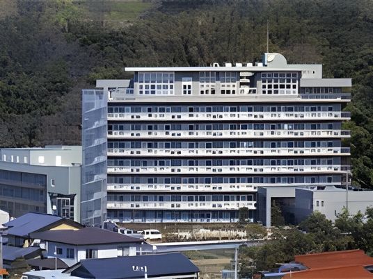 多階層の建物の外観