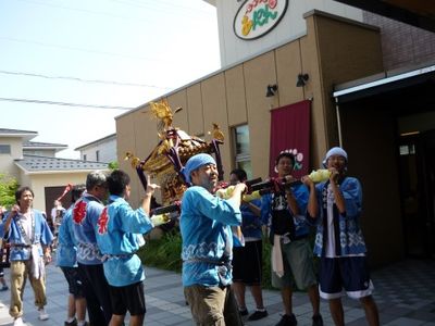 祭り気分を楽しむ人々