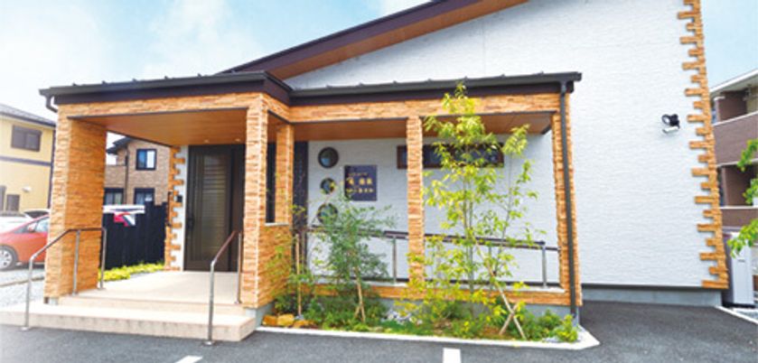 緑豊かな施設の外観