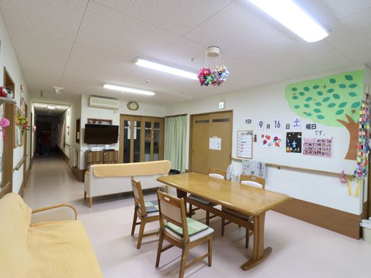 共有スペースの清潔な廊下