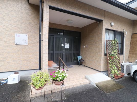 玄関と花壇のエントランス