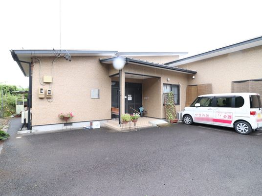 明るい施設の外観