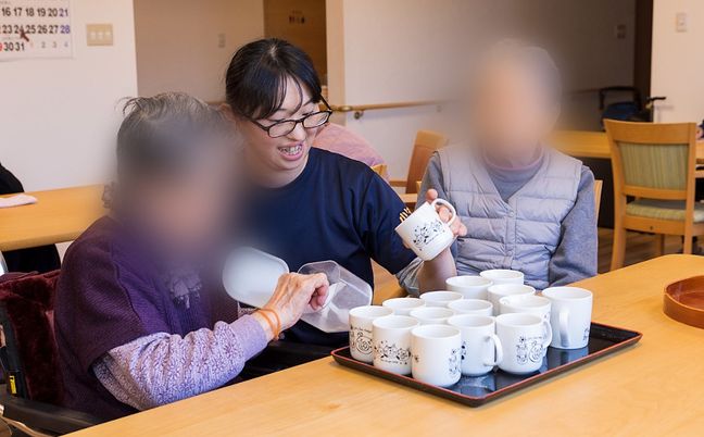 和やかなスタッフとの交流の様子