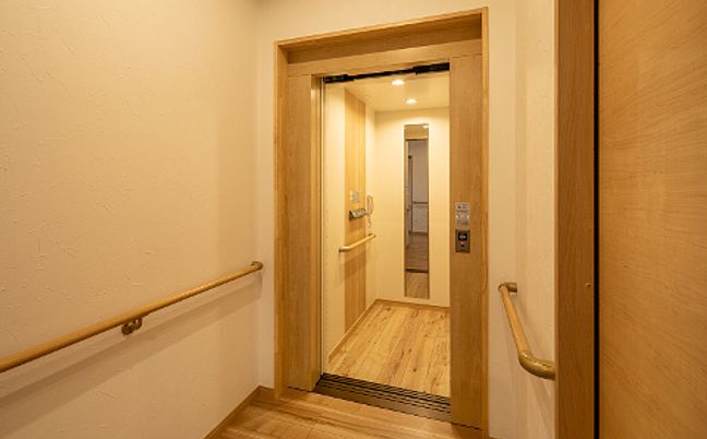 木の温もりを感じるエレベーター