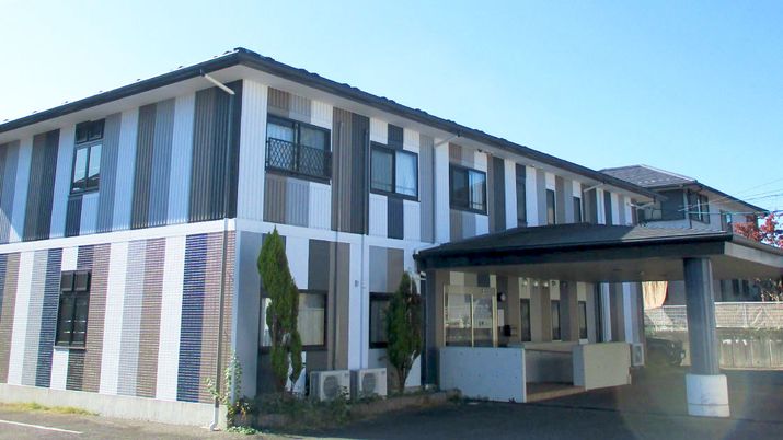落ち着いた外観の建物
