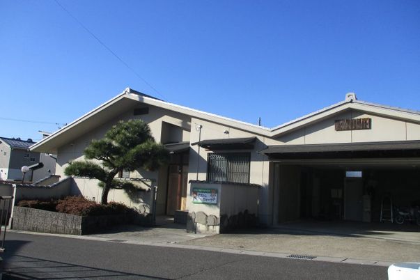 松の木が映える建物外観