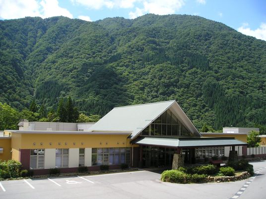 緑豊かな建物外観