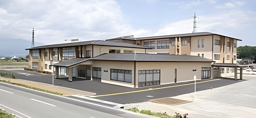 広々とした建物の外観  