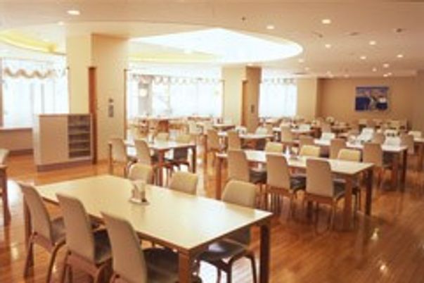 日差しが入る広い食堂