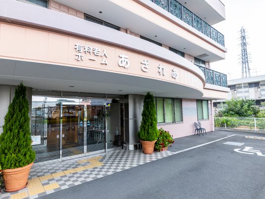明るいエントランス前