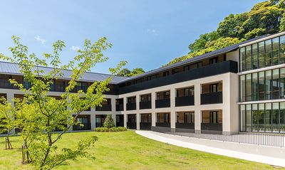 緑に囲まれた外観
